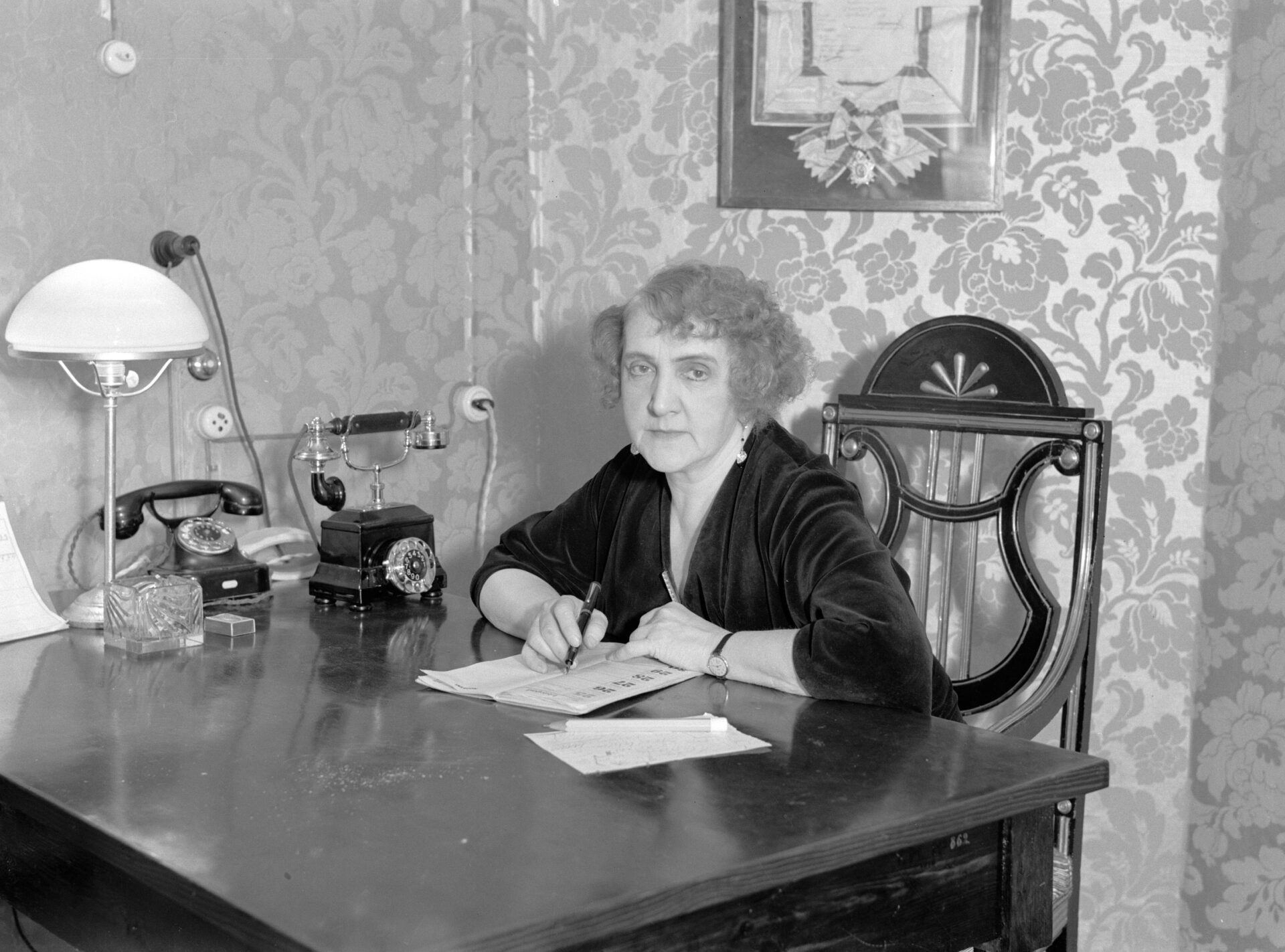 Janina Korolewicz – Waydowa, w swoim gabinecie, 1934 rok © Willem van de Poll, CC BY-SA 3.0 , Wikimedia Commons