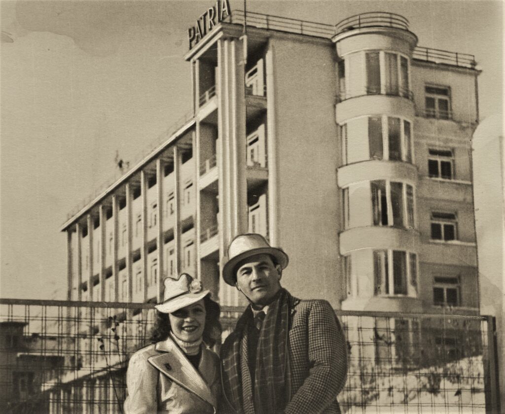 Jan Kiepura z żoną śpiewaczką i aktorką Martą Eggerth przed hotelem Patria, rok 1937 © Narodowe Archiwum Cyfrowe