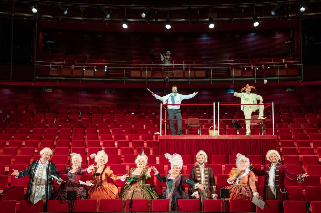 Finałowa scena „Dyrektora Teatru” w Operze Krakowskiej © Ryszard Kornecki