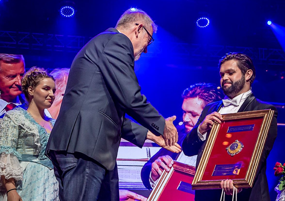 Nazarii Kachala odbiera nagrodę z rąk dyrektora Opery na Zamku w Szczecinie, Jacka Jekiela ©B odek Macal | Opera na Zamku