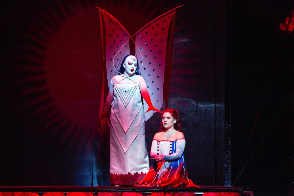 Aleksandra Olczyk (Królowa Nocy) i Pamina (Joélle Harvey) w „Czarodziejskim flecie” w Metropolitan Opera © Marty Sohl Met Opera