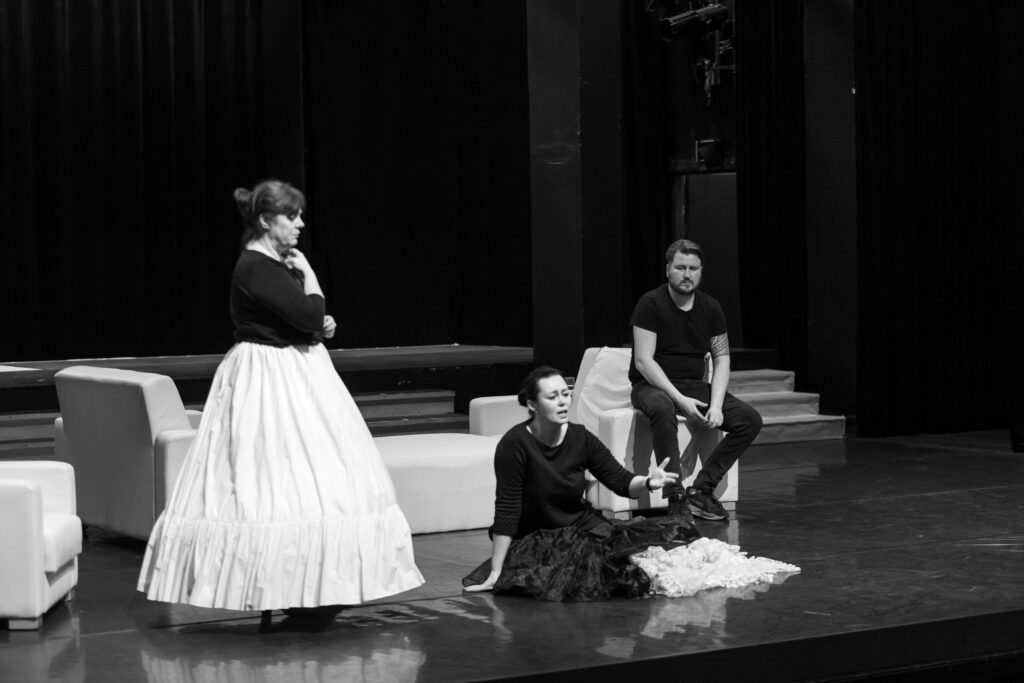 Agnieszka Piekaroś-Padzińska (Annina), Karina Skrzeszewska (Violetta) i Sławomir Naborczyk (Alfredo) © Grzegorz Winnicki