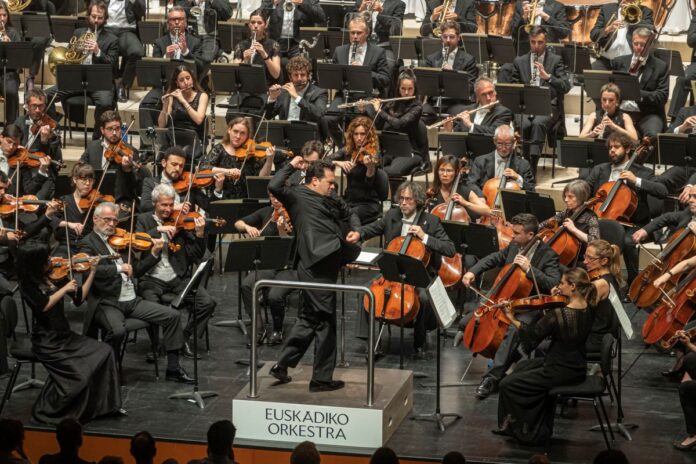 Baskijska Orkiestra Narodowa pod dyrekcją dyrektora muzycznego zespołu Roberta Trevino © archiwum zespołu