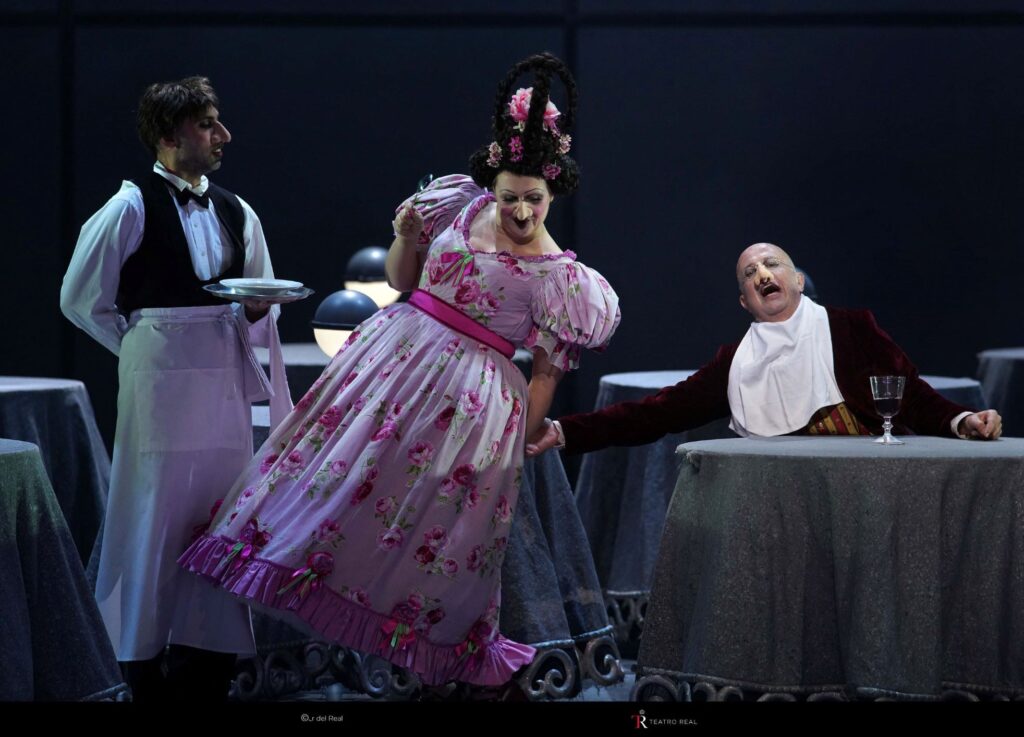 Iwona Sobotka (Panna Podtoczyna) i Martin Winkler (Kowalow) w „Nosie” w Teatro Real w Madrycie © Javier del Real | Teatro Real