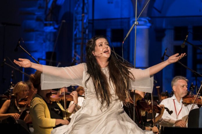 Wanda Franek jako Wanda w prapremierze spektaklu 10 IX 2021 roku na Zamku Królewskim na Wawelu © Opera Krakowska