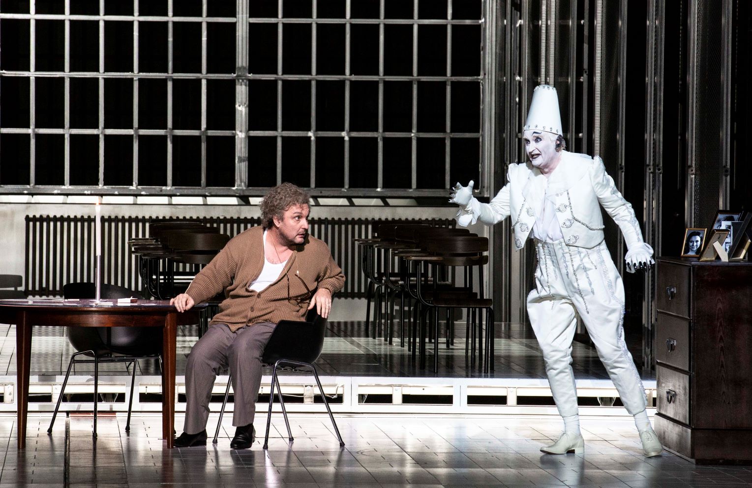 Ludovic Tézier (Hamlet) i Clive Bayley (Widmo zmarłego krola) w „Hamlecie” w Opéra national de Paris © Bernd Uhlig / OnP