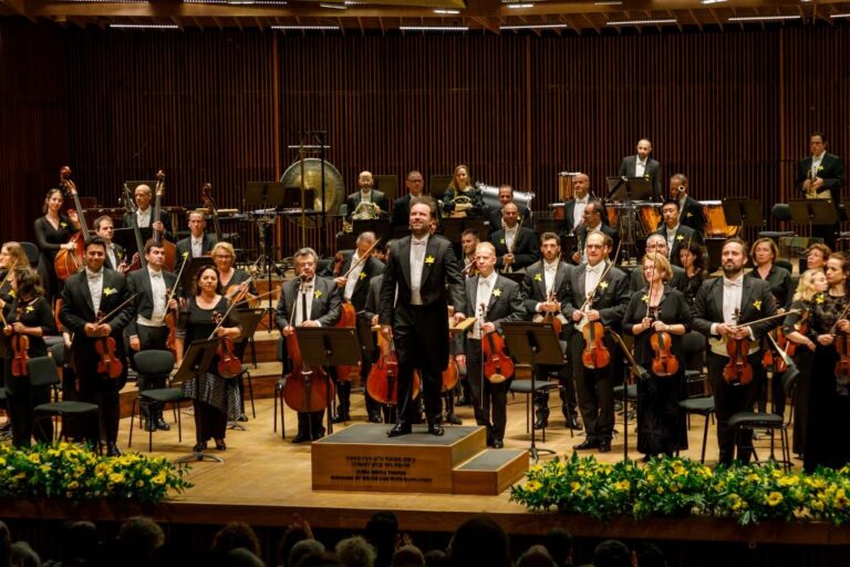 Łukasz Borowicz zadebiutował jako dyrygent Izraelskiej Orkiestry Filharmonicznej w 80. rocznicę wybuchu Powstania w Getcie Warszawskim