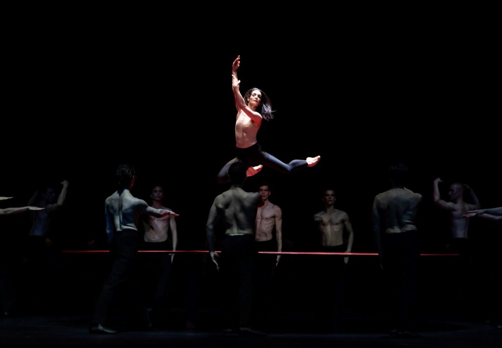 Amandine Albisson w „Bolerze” © Julien Benhamou | Opéra national de Paris