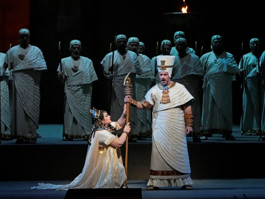 Olesya Petrova (Amneris) i Christian Van Horn (Ramfis) © Ken Howard | Met Opera