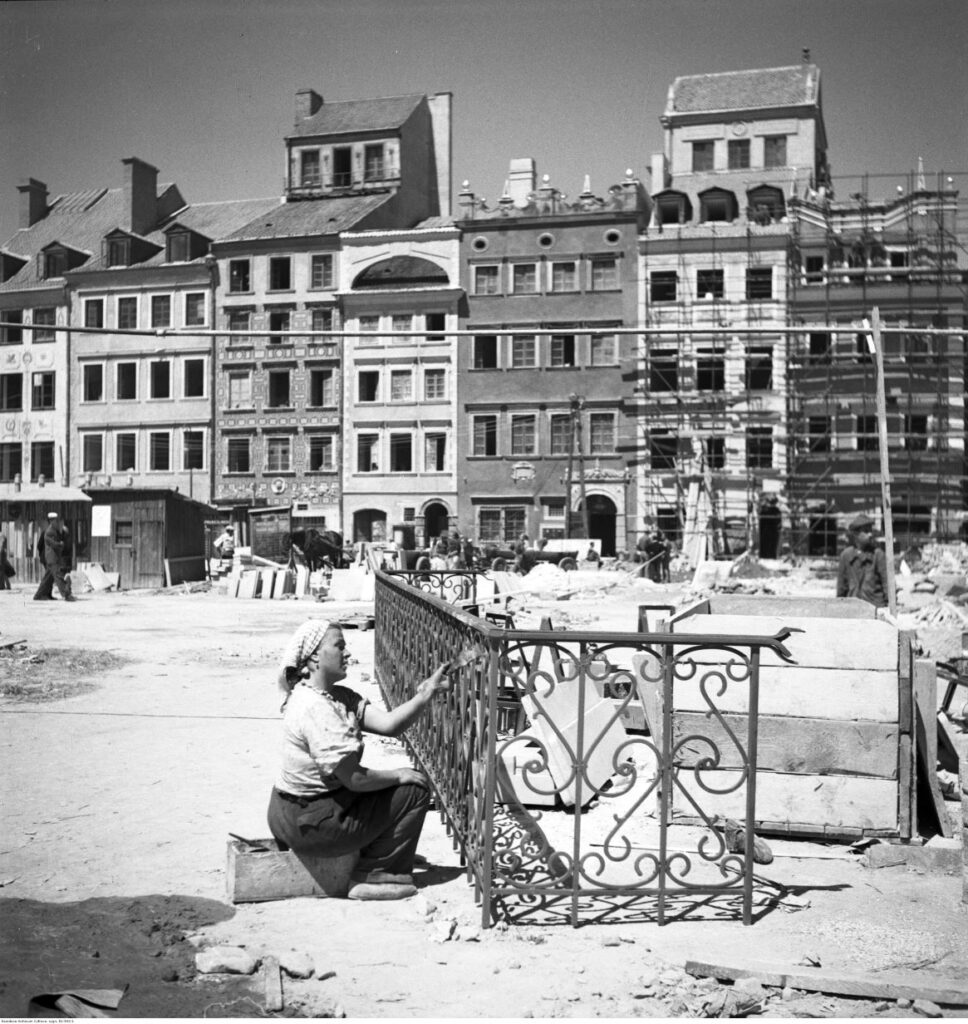 Prace wykończeniowe na Rynku Starego Miasta © Archiwum Fotograficzne Zbyszka Siemaszki, Narodowe Archiwum Cyfrowe, sygn. 51-543-1