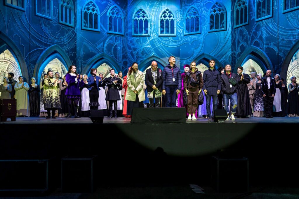 Twórcy musicalu „Kopernik” na scenie we Fromborku © eSKa Movie Studio