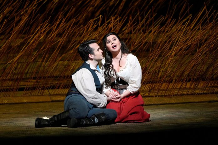 Xabier Anduaga jako Nemorino i Aleksandra Kurzak jako Adina w „Napoju miłosnym” © Ken Howard | Met Opera