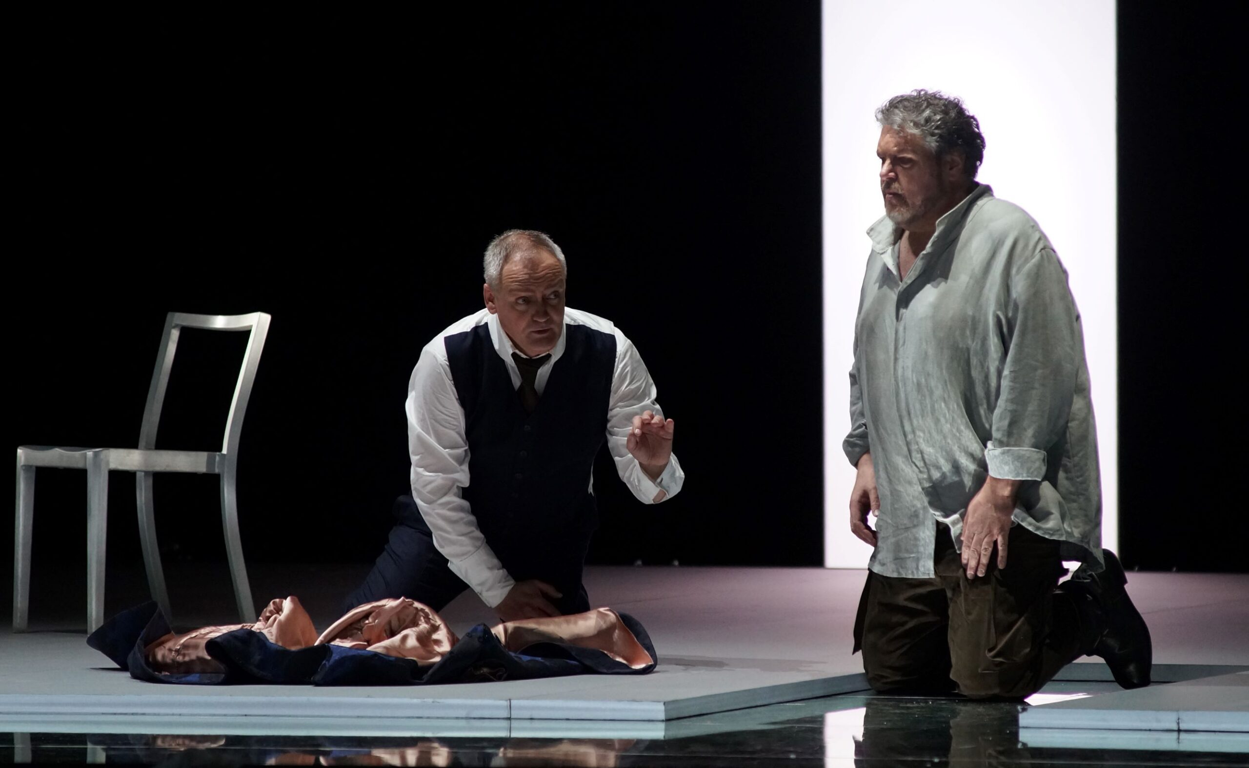 Andrzej Dobber jako Jagon w „Otellu”, z Stephenem Gouldem (Otello), 2017 © Semperoper Dresden | Forster