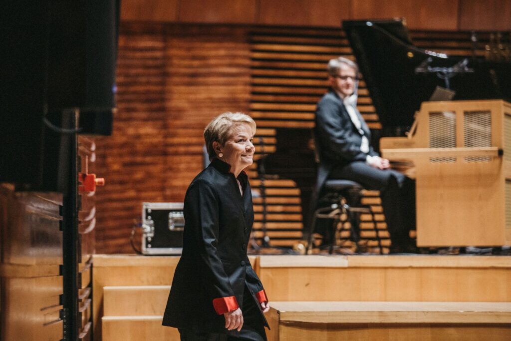 Marin Alsop w NOPSPR podczas Festiwalu Prawykonań koncert „Z błękitnej planety”, 10 marca 2023 roku © Grzegorz Mart/NOSPR