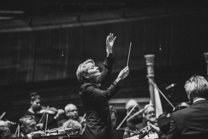 Marin Alsop w NOPSPR podczas Festiwalu Prawykonań koncert „Z błękitnej planety”, 10 marca 2023 roku © Grzegorz Mart/NOSPR