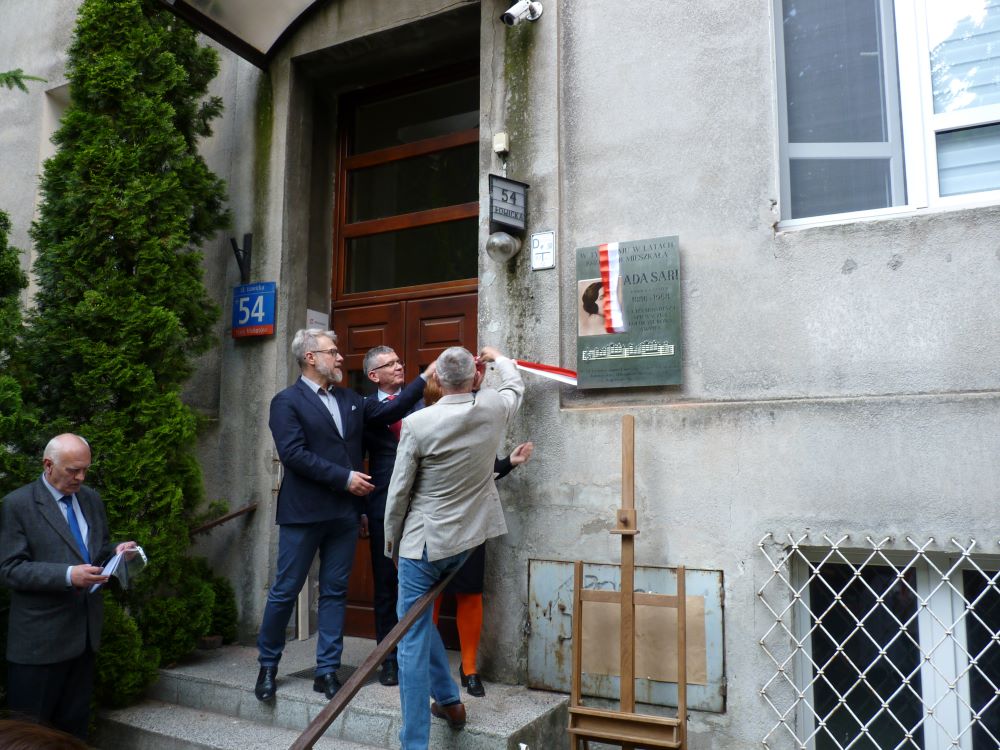 Odsłonięcie tablica upamiętniającej Adę Sari na ul. Łowickiej 54 w Warszawie © Towarzystwo Miłośników Starego Sącza