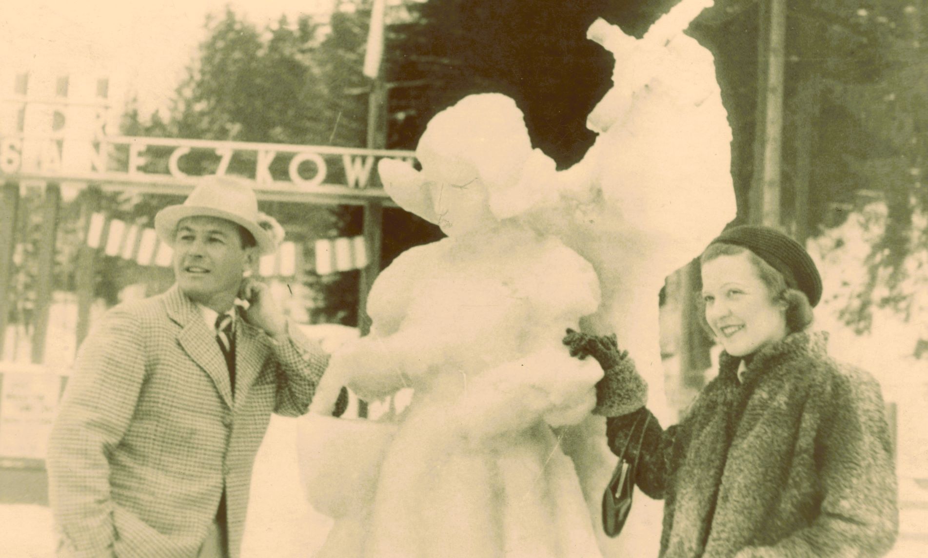 Jan Kiepura i Martha Eggert stoją przy śnieżnej rzeźbie w Krynicy © Narodowe Archiwum Cyfrowe, sygnatura 1-K-8250-1