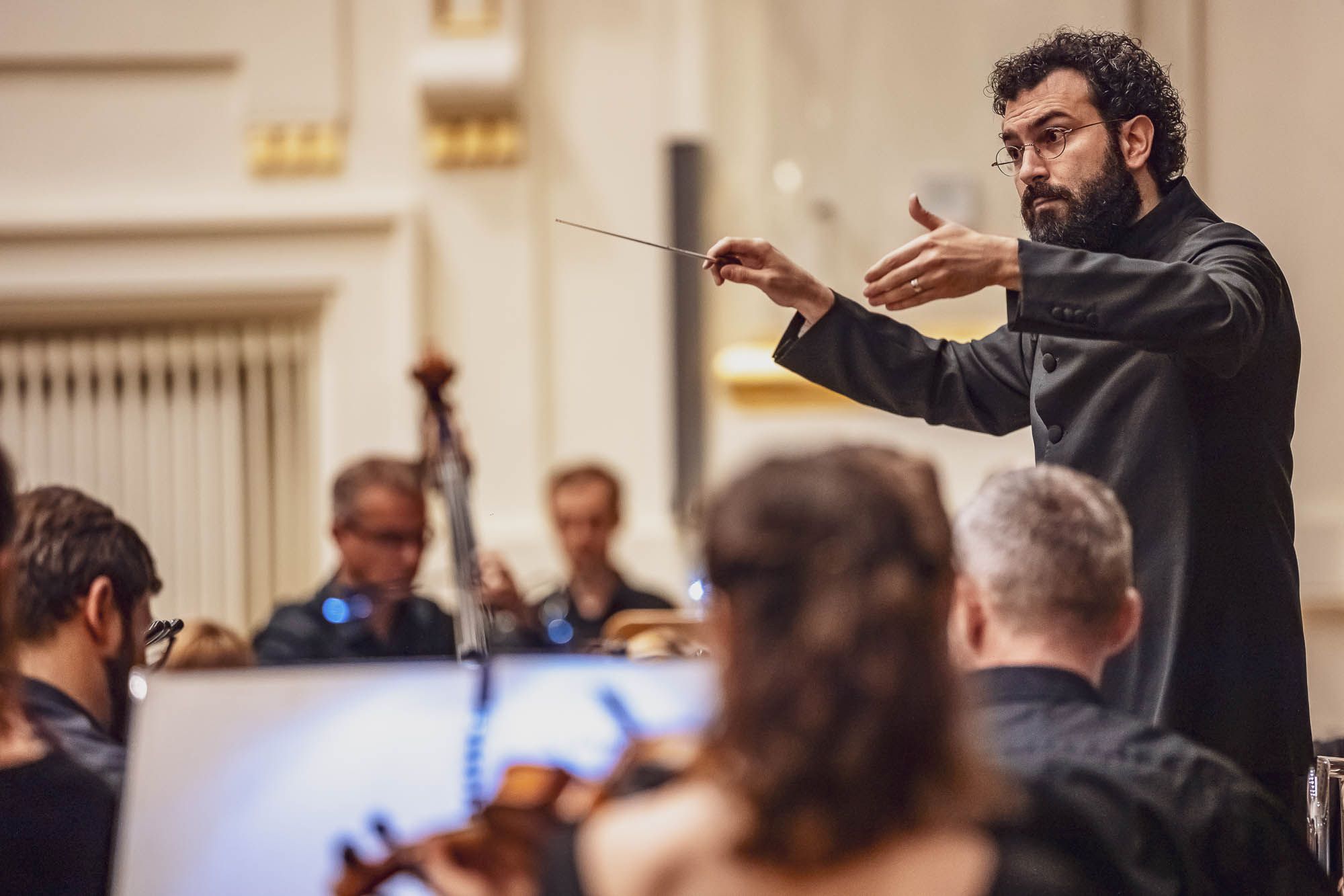 Marco Alibrando dyryguje wykonaniem opery „Arabowie w Galii” podczas ROF w Krakowie © Anna Klaczmarz