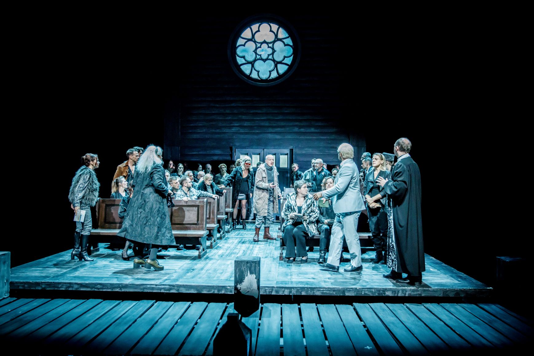 „Peter Grimes” w Teatrze Wielkim - Operze Narodowej. Scena zbiorowa © Krzysztof Bieliński