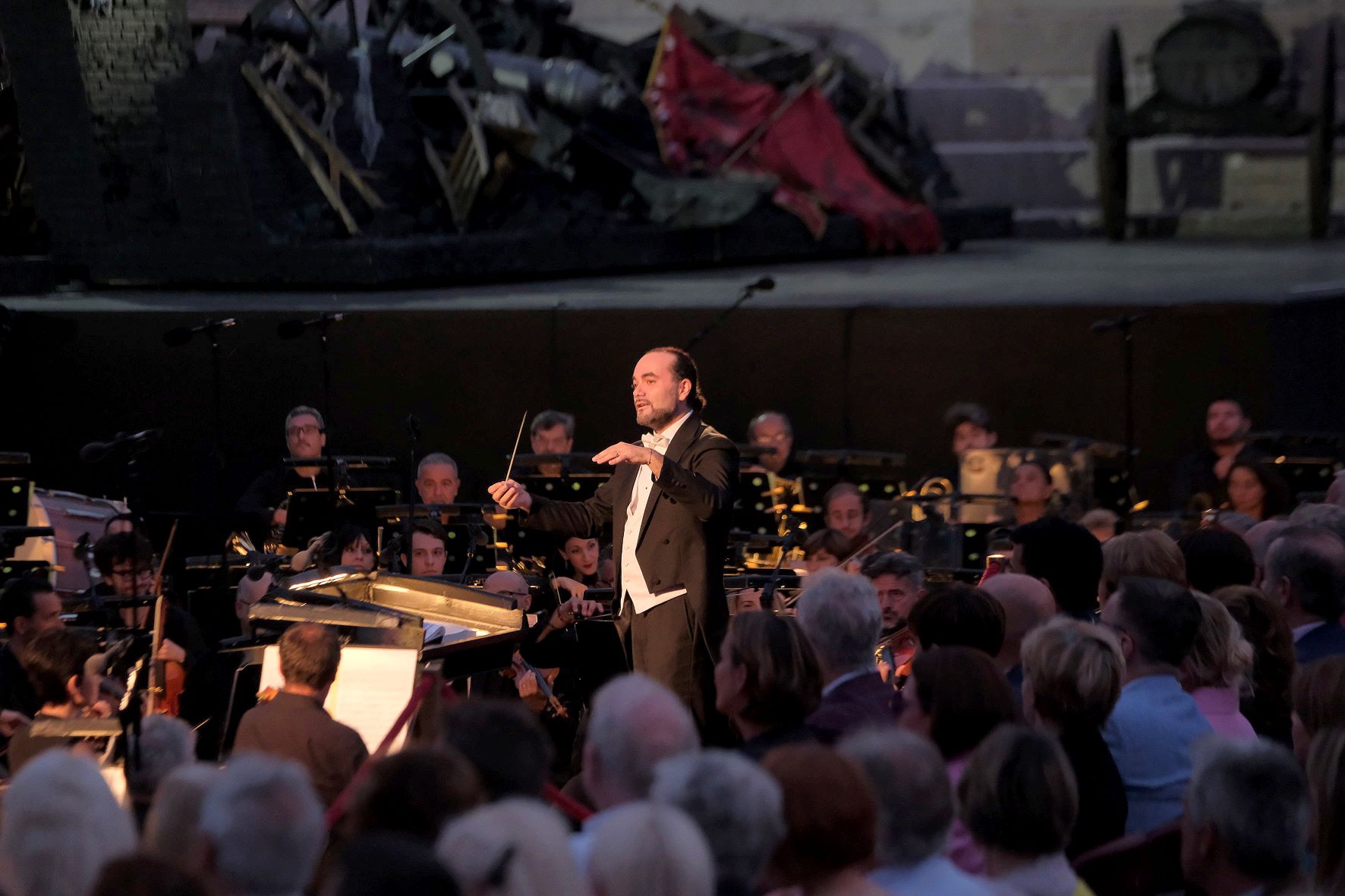 Francesco Ivan Ciampa dyryguje „Toscą” w Arena di Verona © EnneviFoto