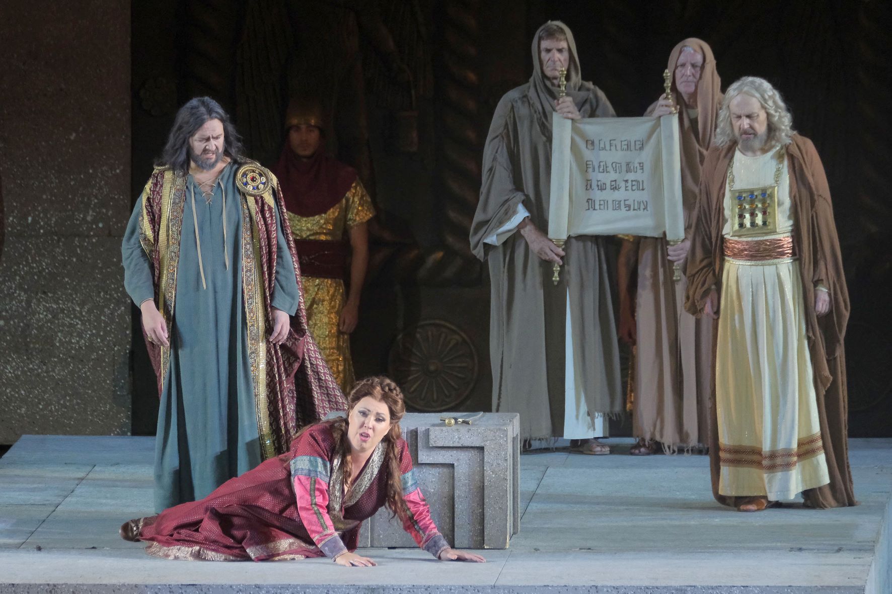 Roman Burdenko (Nabucco), Maria José Siri (Abigaille) i Rafał Siwek (Zachariasz) w „Nabucco” w Arena di Verona © EnneviFoto