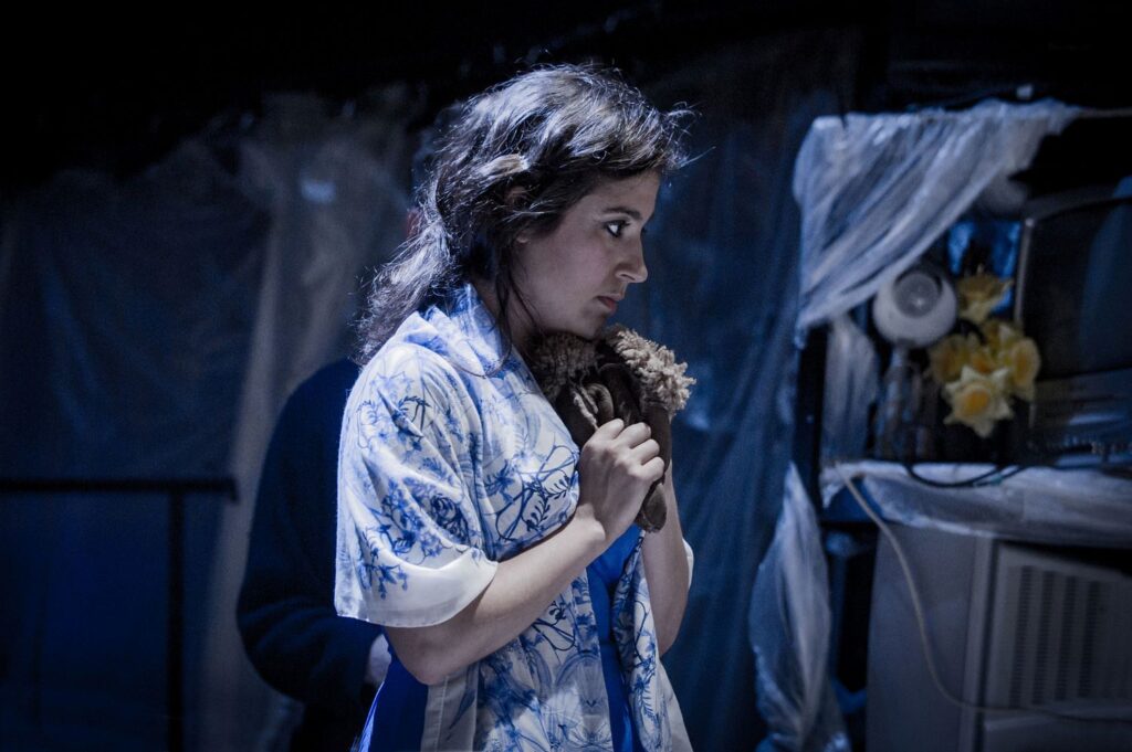 Danae Eleni jako Musetta w „Cyganerii” Giacomo Pucciniego w Arcola Theatre w Lodynie, 2015 © Robert Workman