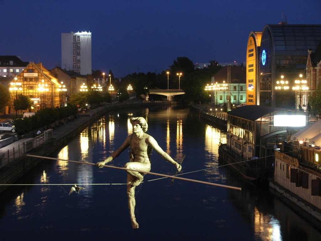 Rzeźba „Przechodzący przez rzekę” © Pit1233, CC0, Wikimedia Commons