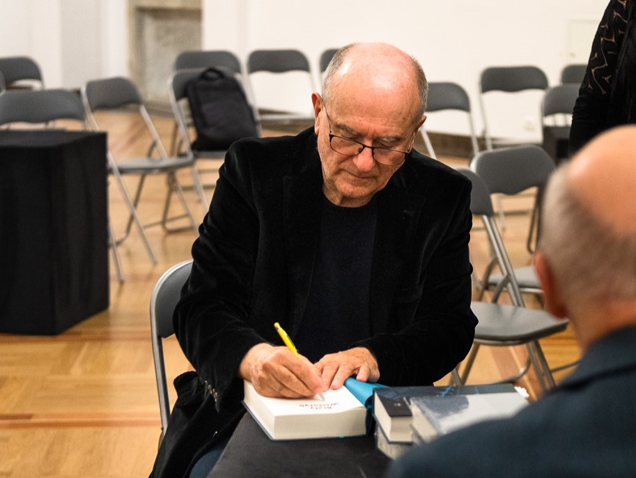 Marek Weiss podpisuje książkę podczas spotkania w Salach Redutowych  im. F. Chopina w Teatrze Wielkim – Operze Narodowej © PWM 