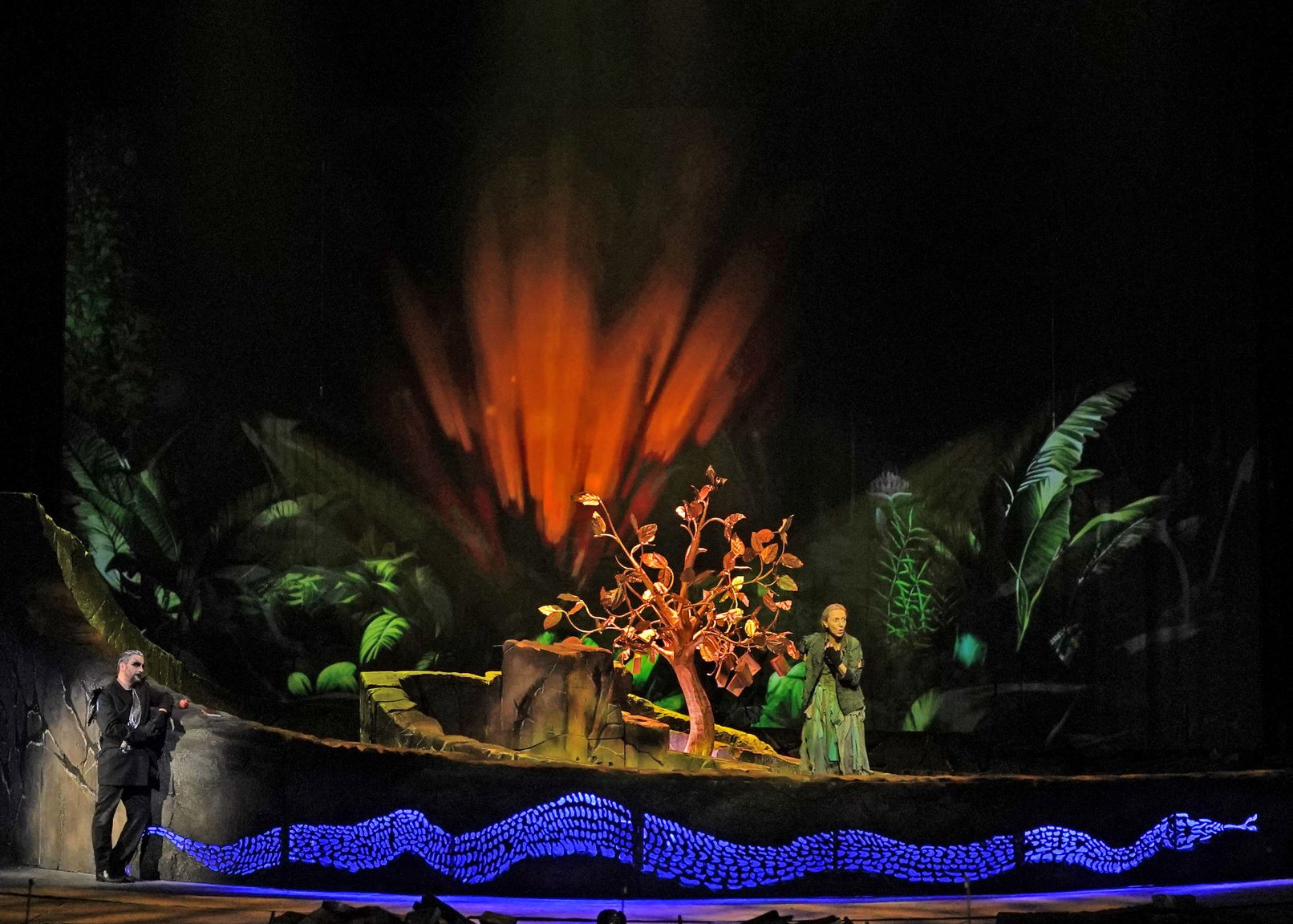 Bartłomiej Misiuda (Szatan) i Joanna Freszel (Ewa) w „Raju utraconym” w Teatrze Wielkim w Łodzi © Joanna Miklaszewska
