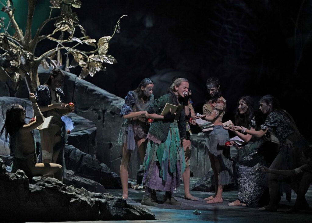 Mariusz Godlewski (Adam) i Joanna Freszel (Ewa) w w „Raju utraconym” w Teatrze Wielkim w Łodzi © Joanna Miklaszewska