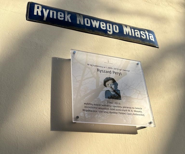 Tablica pamiątkowa poświęcona Ryszardowi Perytowi przy Rynku Nowego Miasta w Warszawie © Polska Opera Królewska