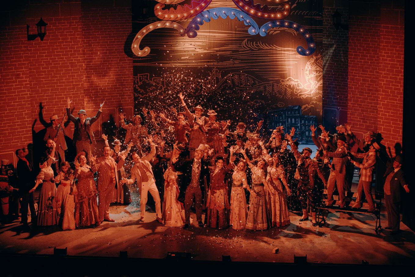 „Loteria na mężów” w Operze Krakowskiej. Scena zbiorowa © Andrii Kotelnikov