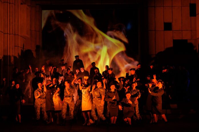 „Otello” w Teatrze Wielkim w Poznaniu. Scena zbiorowa © Bartek Barczyk