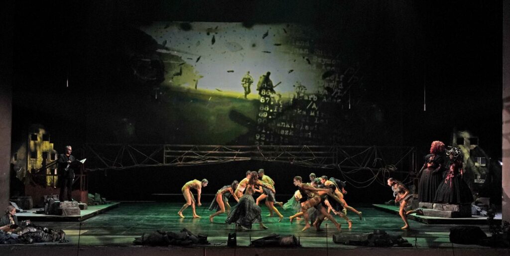 „Raj utracony” w Teatrze Wielkim w Łodzi. Scena zbiorowa © Joanna Miklaszewska