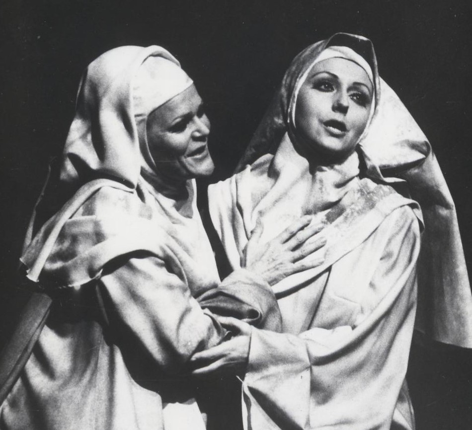 Krystyna Jamroz (Matka Joanna od Aniołów), Maria Olkisz (Siostra Klara). „Diabły z Loudun” Krzysztofa Pendereckiego w Teatrze Wielkim, 1975 © archiwum Teatru Wielkiego