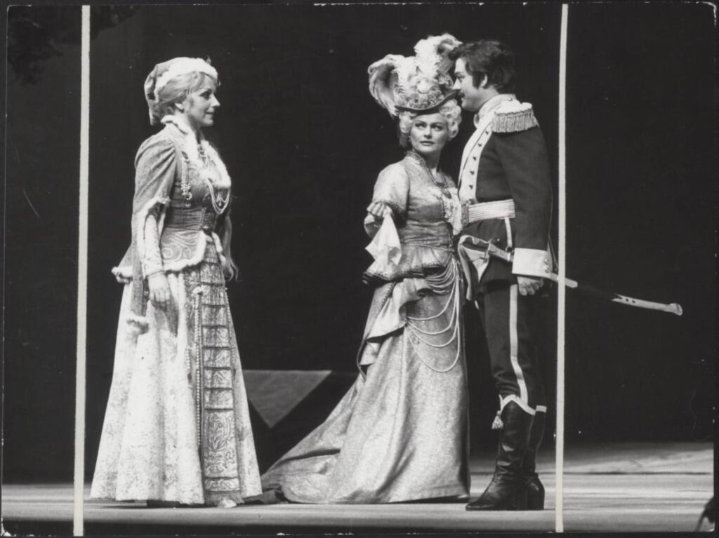 Maria Olkisz (Bronia), Bożena Betley (Hrabina) i Michał Skiepko (Kazimierz), „Hrabina” Stanisława Moniuszki, 1982 © archiwum Teatru Wielkiego 