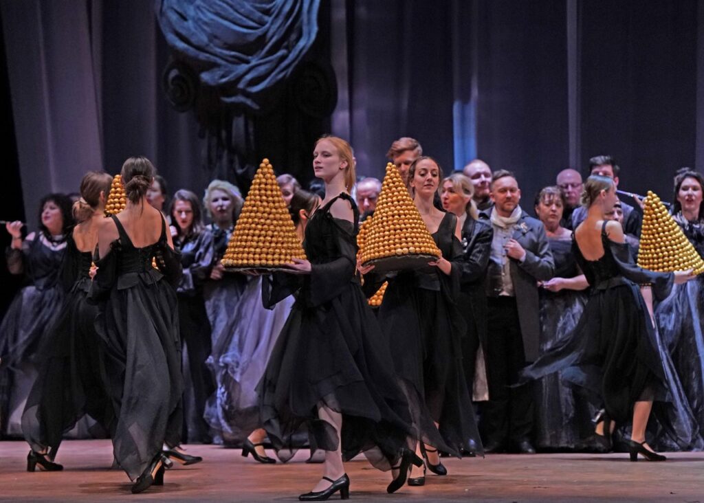 „Traviata” w Teatrze Wielkim w Łodzi. Scena zbiorowa © Joanna Miklaszewska