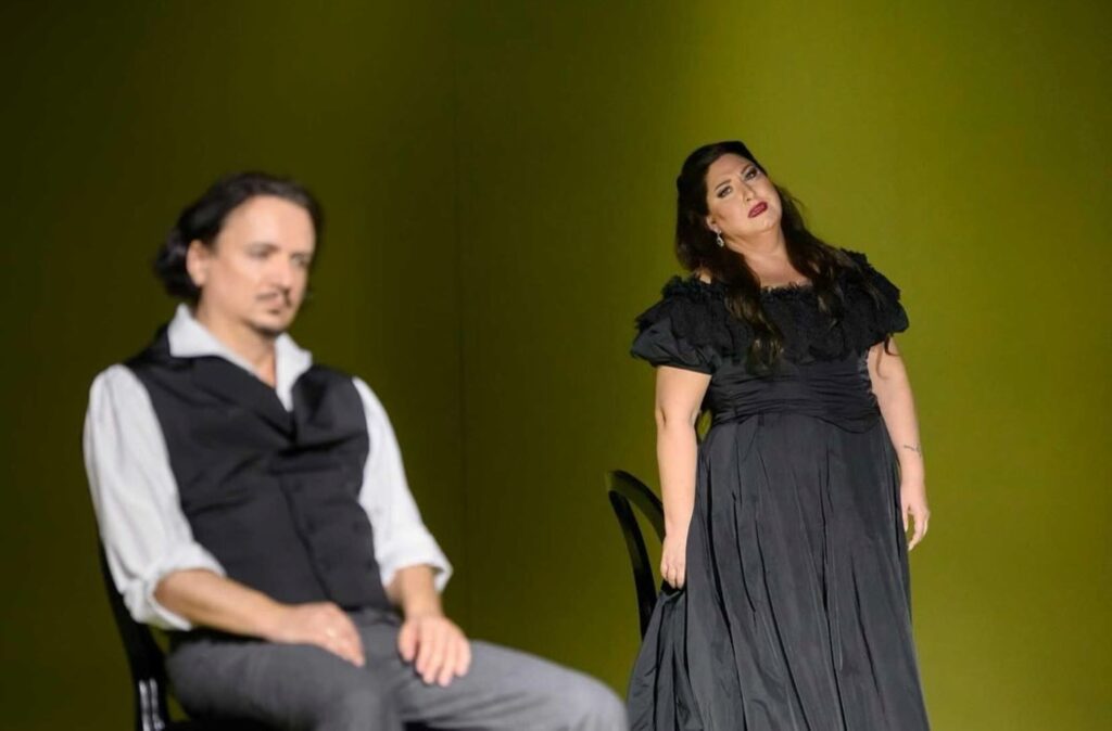 Artur Ruciński (Renato) i Anna Pirozzi (Amelia) w „Balu maskowym” w Barcelonie © Gran Teatre del Liceu