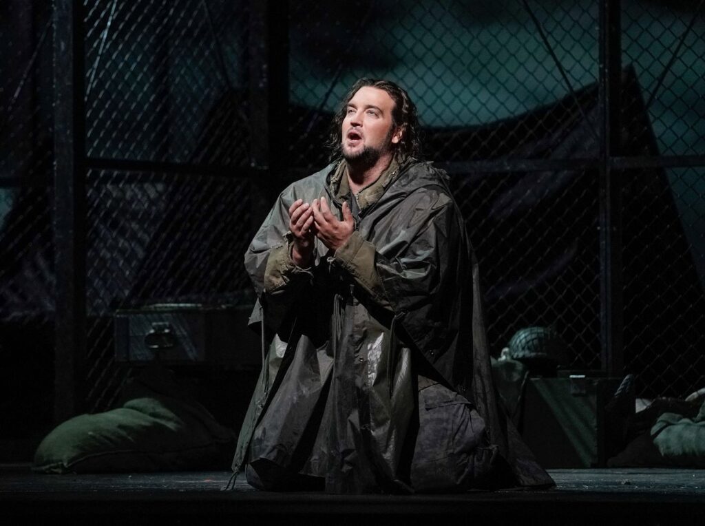 Brian Jagde jako  Don Alvaro w „Mocy przeznaczenia” w MET w reżyserii Mariusza Trelińskiego © Karen Almond / Met Opera