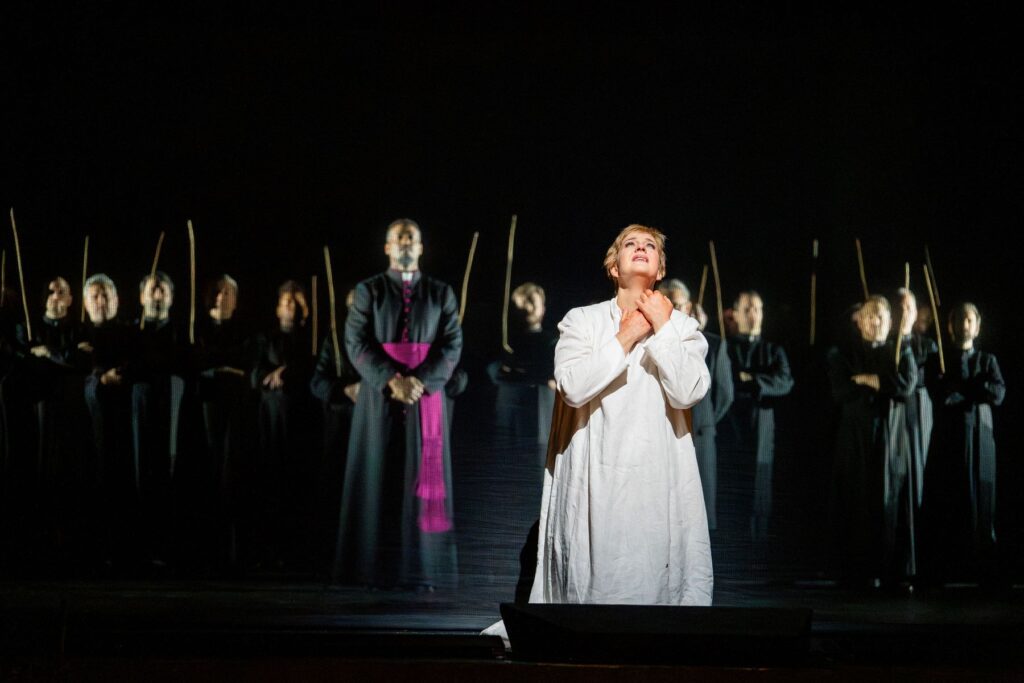 Soloman Howard (Ojciec Gwardiano) i Lise Davidsen (Leonora) w „Mocy przeznaczenia” w MET w reżyserii Mariusza Trelińskiego © Karen Almond / Met Opera