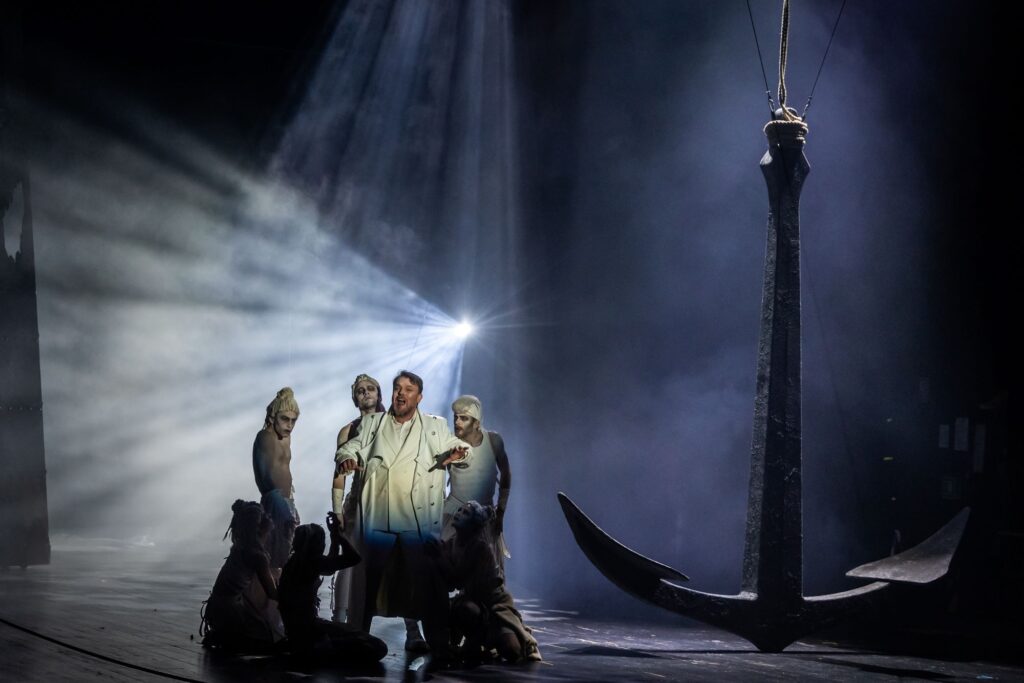 Tomasz Konieczny (Holender) i orszak Holendra (tancerze) podczas Baltic Opera Festiwal w Operze Leśnej w Sopocie © Krzysztof Mystkowski / KFP