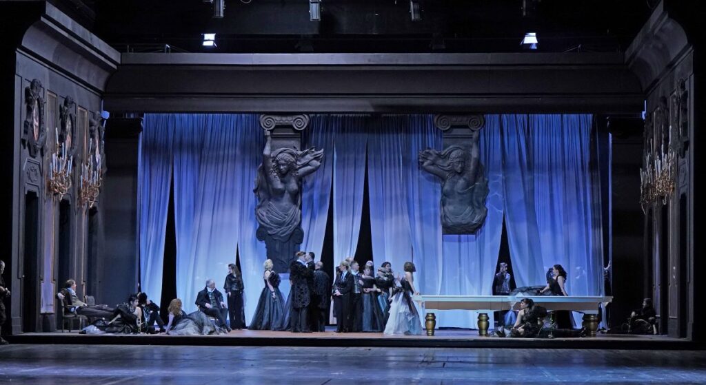 „Traviata" w Teatrze Wielkim w Lodzi. Scena zbiorowa © Joanna Miklaszewska