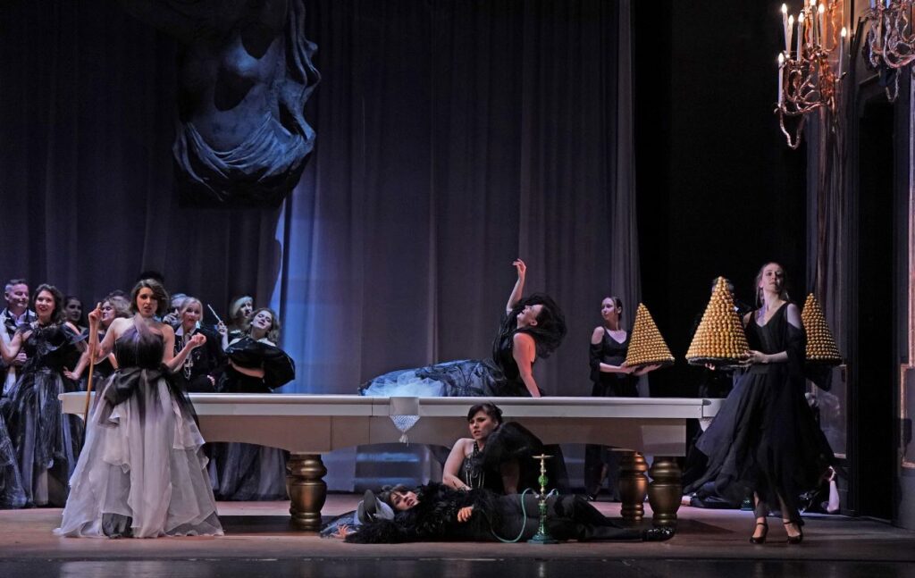 „Traviata" w Teatrze Wielkim w Lodzi. Scena zbiorowa © Joanna Miklaszewska
