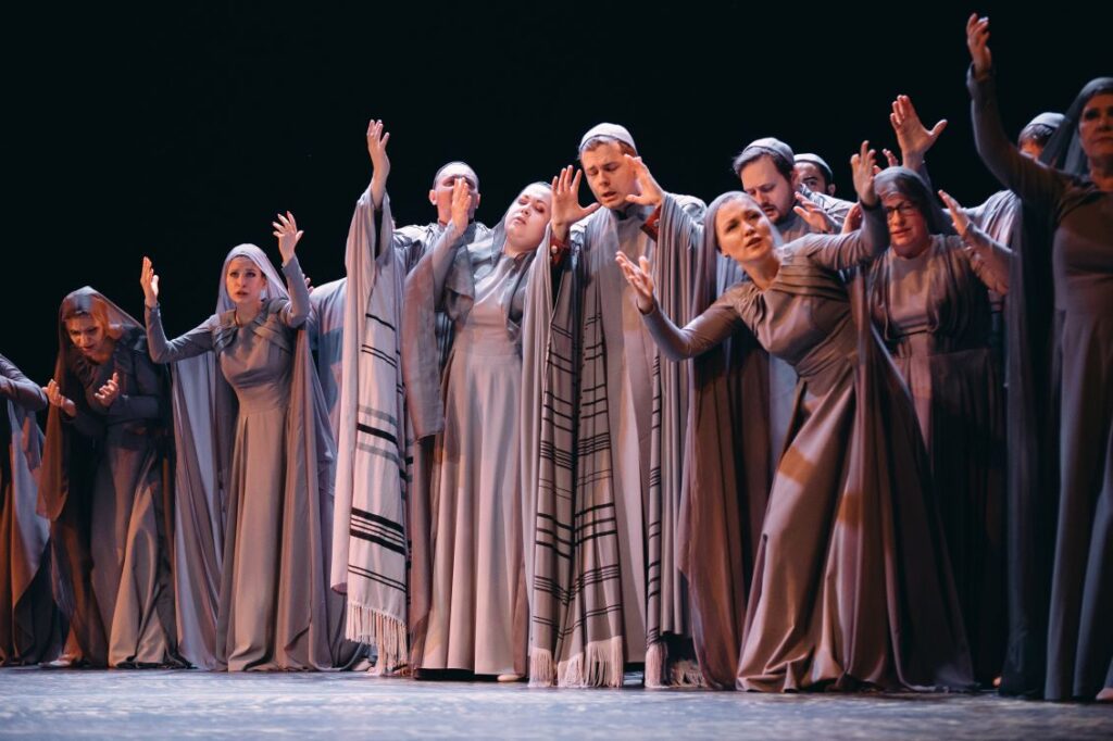 „Nabucco" w Operze Krakowskiej. Scena zbiorowa © Andrii Kotelnikov