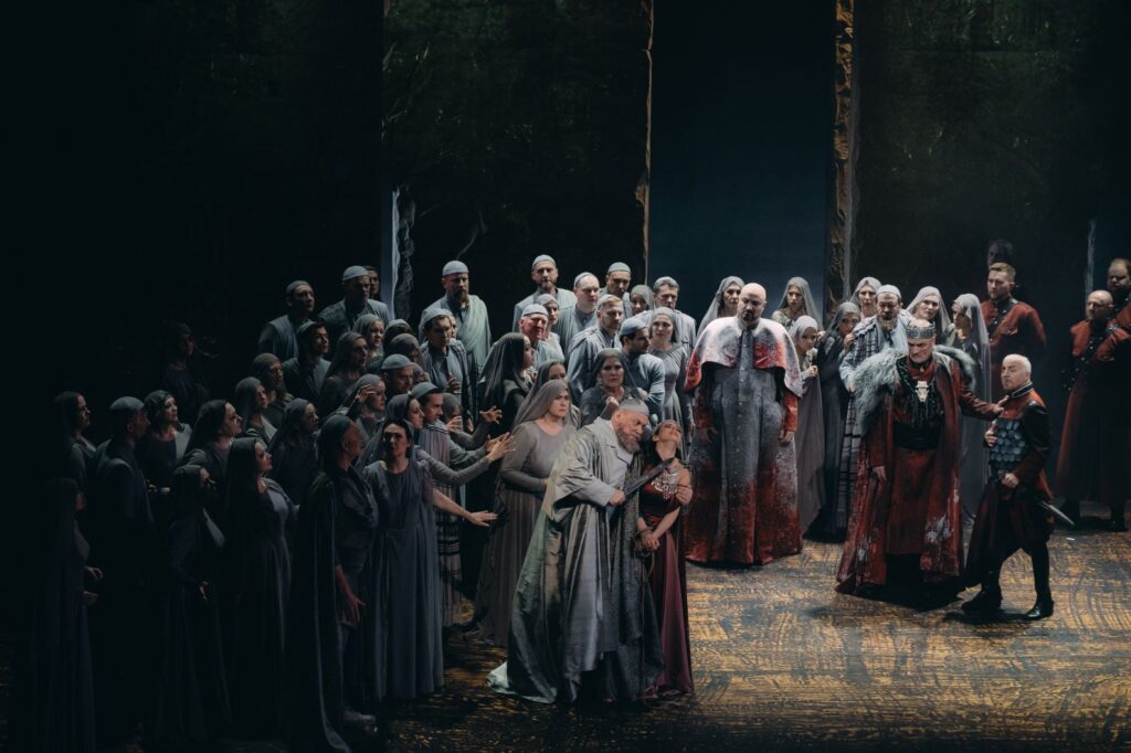 „Nabucco" w Operze Krakowskiej. Scena zbiorowa © Andrii Kotelnikov, archiwum Opery Krakowskiej