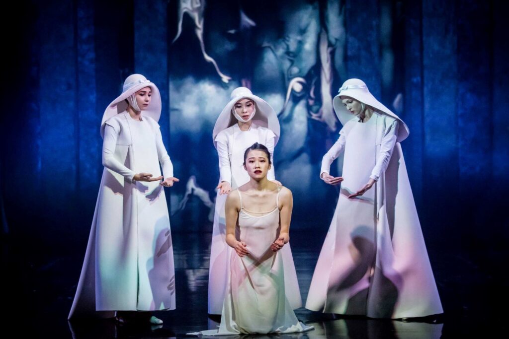 W środku Mitsuki Noda (Lady Makbet) na scenie Opery Śląskiej © Krzysztof Bieliński