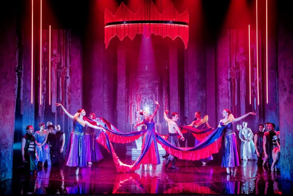 „Makbet” na scenie Opery Śląskiej. Scena zbiorowa © Krzysztof Bieliński