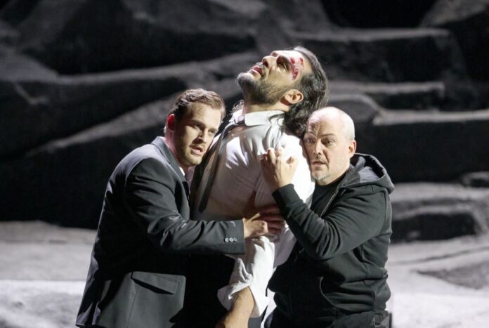 Andrzej Filończyk (Don Giovanni), Antonio Di Matteo (Komandor) i Christopher Maltman (Leporello) © Wiener Staatsoper / Michael Pöhn
