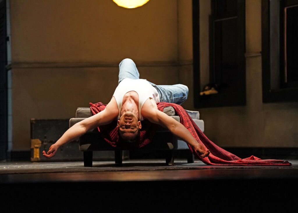 Szymon Komasa jako Stanley Kowalski w „Tramwaju zwanym pożądaniem” w Teatrze Wielkim w Łodzi © Joanna Miklaszewska