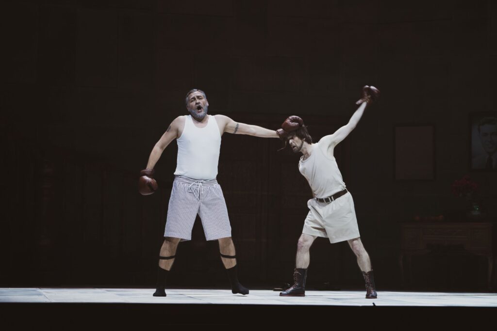 „Don Pasquale”w Operze Nova. Z lewej Łukasz Jakubczak (Don Pasquale) © Simona Skrebutenaite